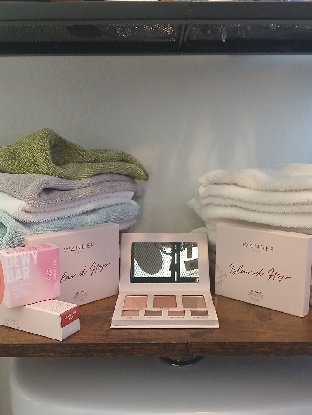 2 Wander Island Hop Getaway Palette, On The Glow Blush & Illuminator, Kaja Blush